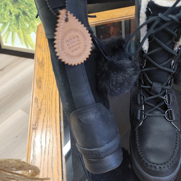 Manitobah Cozy Black Winter Boots with Faux Fur Trim - Picture 3 of 6